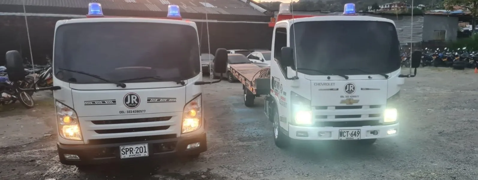 Grúa trasladando auto averiado en Pereira